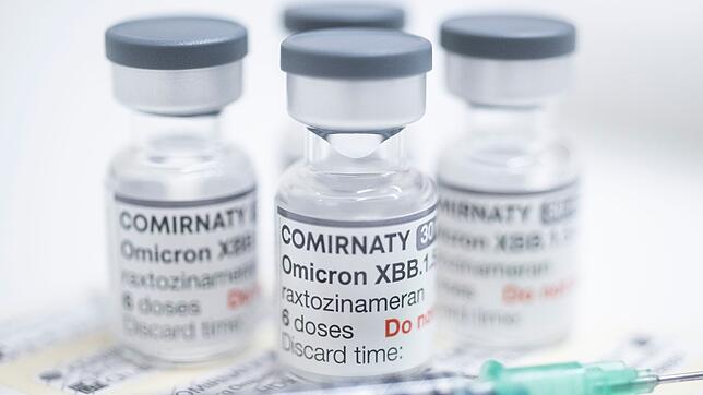 Neuer Corona-Impfstoff Gläschen mit jeweils sechs Dosen des neuen angepassten Corona-Impfstoffs von Biontech/Pfizer.