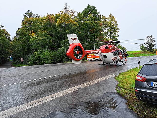Der Rettungshubschrauber steht auf der Schwenninger Steige, vor Ort sind auch mehrere Rettungswagen, die Polizei und Feuerwehr. Eine ...