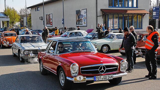 Kurz vor dem Start der Oldtimer-Rallye in Engen: Die Teilnehmer sind bereit für die 150 Kilometer lange Strecke durch den Hegau und die ...
