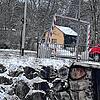 Schon von weitem ist zu sehen, dass die Konstruktion einen Zusammenstoß mit einem Lastwagen hinter sich hat.