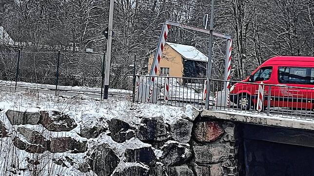 Schon von weitem ist zu sehen, dass die Konstruktion einen Zusammenstoß mit einem Lastwagen hinter sich hat.