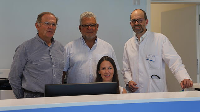 Ein Tresen für alle Notfälle (stehend, von links): Ewald Weisschedel, Christoph Venedey und Ivo Quack. Vorne die medizinische ...
