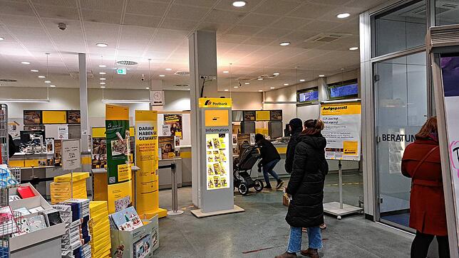 Auch in Friedrichshafen herrscht reges Treiben in der Postfiliale am Bahnhof.