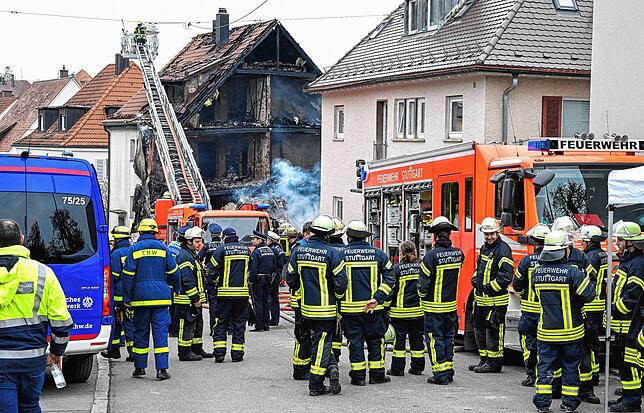 Zahlreiche Einsatzkräfte sind nach der Explosion in Stuttgart vor Ort.