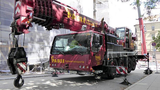Ein 48 Tonnen schwerer Autokran steht vor einer Baustelle. In der Nacht zum 19.03.2018 wurde der Kran gestohlen