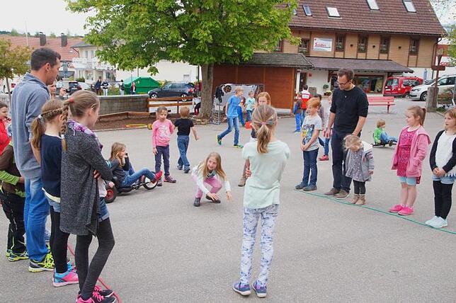 Aktion: Auf dem Grundschulhof wartete Spiel und Spaß, bei dem große und kleine Besucher gerne mitmachten. Bilder: Kerstin Heller