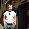 Ulrich Fahr steht vor &bdquo;Anusch&lsquo;s Pub&ldquo;. In unmittelbarer Nähe der Überlinger Kneipe wurde der 19-Jährige am Donnerstag ...