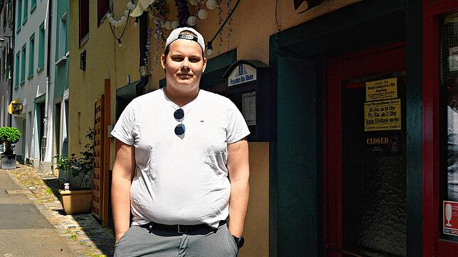 Ulrich Fahr steht vor &bdquo;Anusch&lsquo;s Pub&ldquo;. In unmittelbarer Nähe der Überlinger Kneipe wurde der 19-Jährige am Donnerstag ...