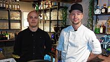 Vor rund einem Jahr entstand dieses Bild: Restaurantleiter Balasz Ladi (links) sowie Küchenchef Rolf Weißbach gingen mit ihrem ...