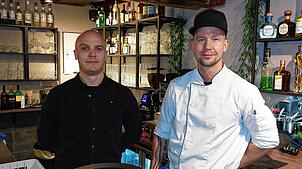 Vor rund einem Jahr entstand dieses Bild: Restaurantleiter Balasz Ladi (links) sowie Küchenchef Rolf Weißbach gingen mit ihrem ...
