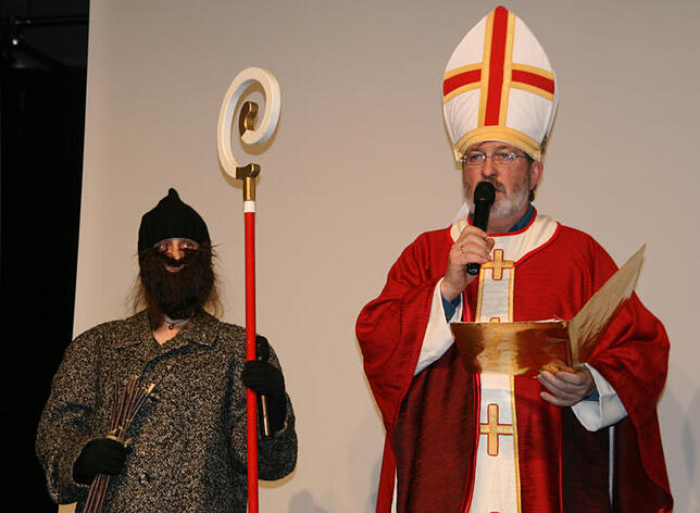 Lehrer Gerhard Stumpp schlüpft in die Rolle des Fairtrade-Nikolauses und hat den nur selten in Aktion tretenden Knecht Ruprecht gleich ...