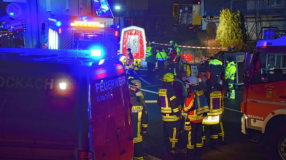 Bild : Fünf Videos vom Einsatz der Feuerwehr beim Gefahrgut-Unfall und dem Tag danach in Zizenhausen