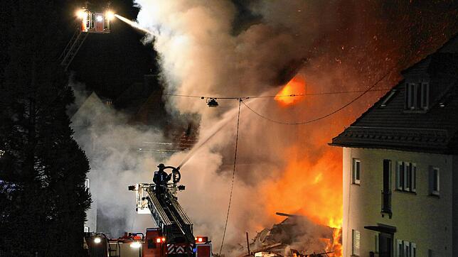 Nach einer mutmaßlichen Gasexplosion in einem Wohnhaus im Westen Stuttgarts wird ein Anwohner vermisst. Ein Teil des Hauses stürzte in ...