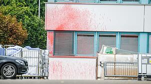 Nach Farbschmierereien am Gebäude einer Rüstungsfirma in Ulm ermittelt der Staatsschutz.