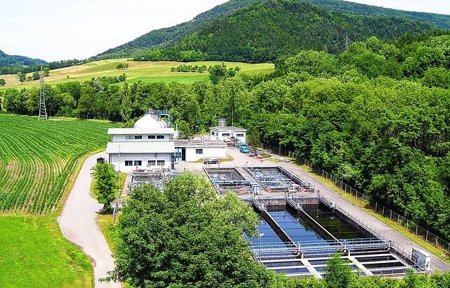 Dieses Luftbild von 2021 zeigt die komplette Kläranlage in Achdorf aus einer schönen Perspektive. Im Vergleich zum anderen Bild sind ...