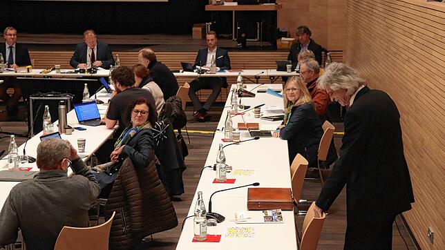 Gerhard Graf nimmt Platz, wo zuvor die BÜB+-Fraktion saß. Ein Platz neben ihm bleibt noch leer, Nachrücker Nummer zwei wird weiter gesucht.