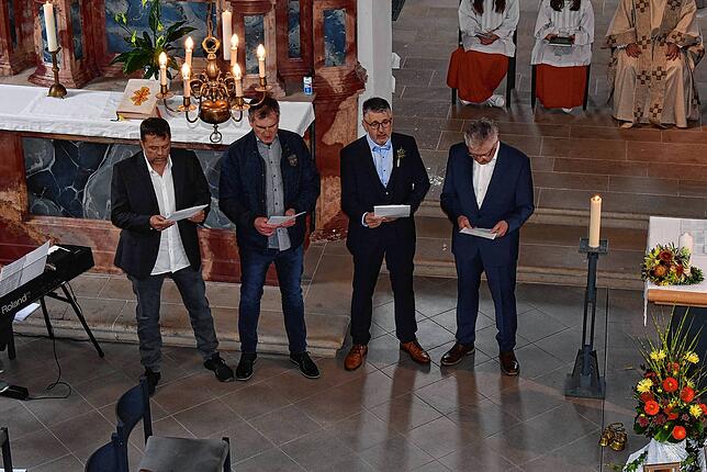 Die Birkendorfer A-Cappella-Band Fabulous Four überraschte das Brautpaar mit Lieblingstitel im Festgottesdienst.