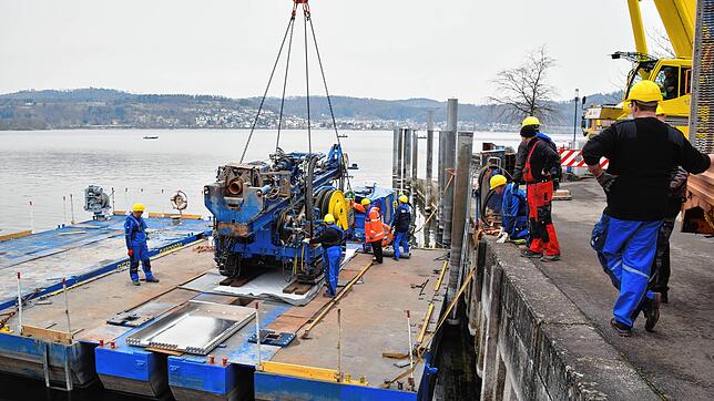 Bild : Bilder vom Zusammenbau einer Bohrplattform im Bodmaner Hafen