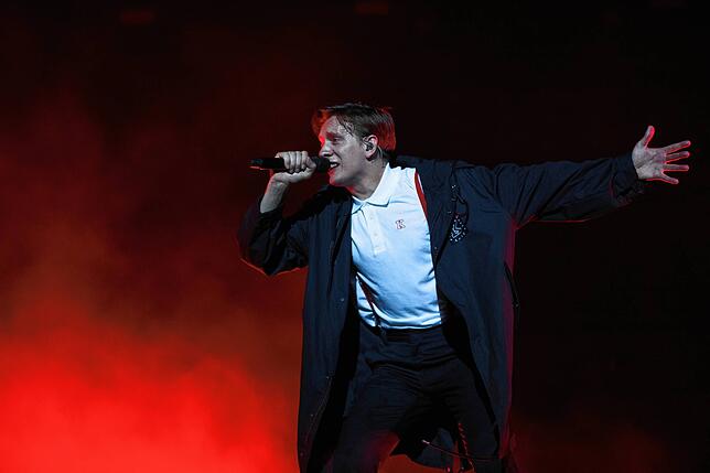 Sooo viele Nazis sieht Kraftklub-Frontmann Felix Kummer momentan in Deutschland. Beim Open Air St. Gallen gibt er Schweizern einen ...