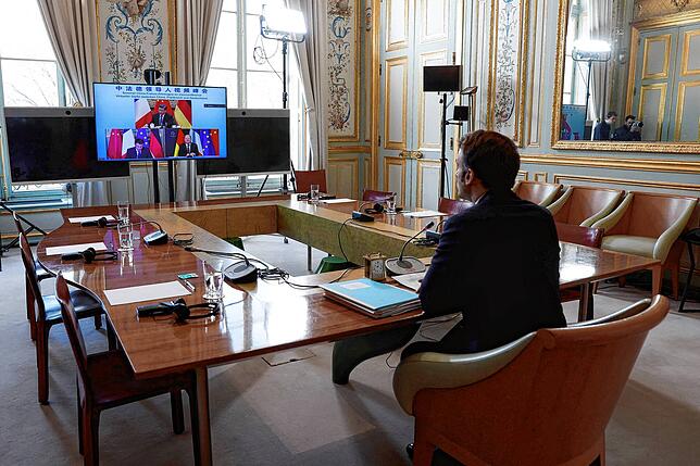Der französische Präsident Emmanuel Macron in einer Video-Konferenz zum Ukraine-Krieg mit Bundeskanzler Olaf Scholz und dem chinesischen ...
