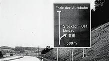 Die Autobahn 98 endete in den 1980er-Jahren an der Anschlussstelle Stockach-Ost. Dieses Schild, das 1982 aufgestellt wurde, weist darauf ...
