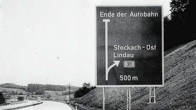 Die Autobahn 98 endete in den 1980er-Jahren an der Anschlussstelle Stockach-Ost. Dieses Schild, das 1982 aufgestellt wurde, weist darauf ...