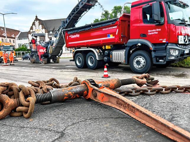 Schweres Gerät liegt bereit. In VS werden einige Straßen in VS mit Hilfe von Dünnschichtasphalt instand gesetzt – erstmals auch solche ...