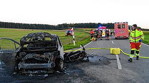 Beim Unfall zwischen Krauchenwies und Hausen a.A. brennen ein Auto und ein Motorrad vollständig aus.