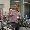 Lehrer Bernhard Fetscher zeigt im SPS-Labor für Elektrotechnik verschiedene Entwicklungen. Bilder: Sabine Naiemi