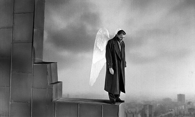 Bruno Ganz als Damiel in einer Szene des Films "Der Himmel über Berlin"
