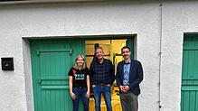 Anna Schätzle von der Marketingabteilung, der Leiter des Chalets, Michel Painet (Mitte), und Bürgermeister Christian Wörpel freuen sich, ...