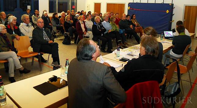 Wie geht es an der Allmannsdorfer Jungerhalde weiter? Stadtplanerin Bettina Nocke sowie Vertreter des Amtes für Stadtplanung und Umwelt, ...