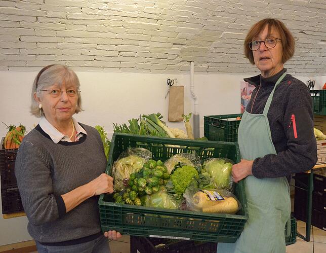 Christel Wieth (links) und Ursula Zorell-Hennig kümmern sich darum, dass sich arme Senioren gesund ernähren können &ndash; sofern sie ...
