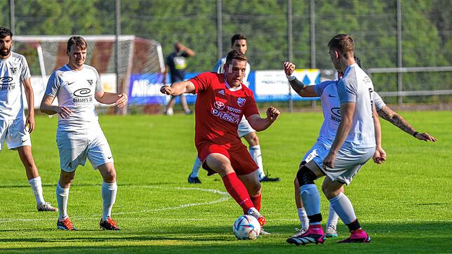 Späte Erlösung: Der Egginger Louis Schanz (Mitte) sorgte kurz vor Schluss für das verdiente 2:2 im Abstiegsspiel gegen die „Zweite“ des ...