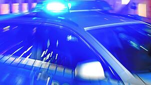 Ein Streifenwagen der Polizei mit eingeschaltetem Blaulicht (Symbolbild).