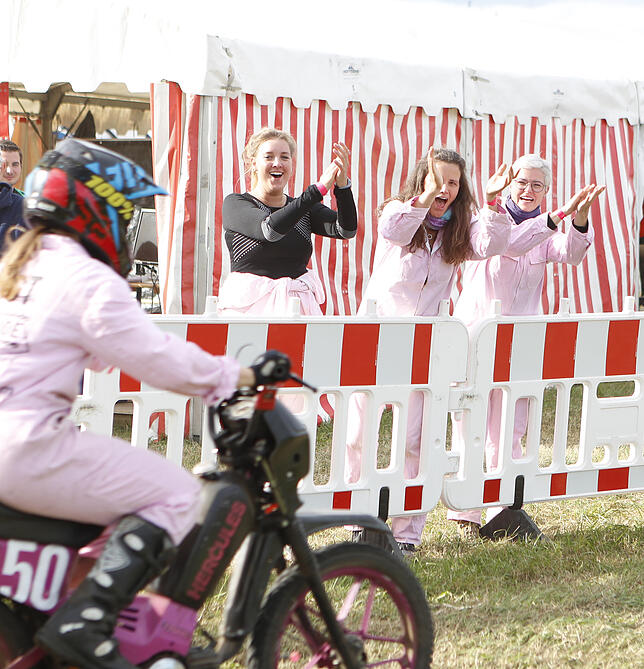 Carina Storz, Marieke Vosseler und Martina Kevric feuern ihre Pilotin Nicole Schoch von &bdquo; Vogts BnR Saustall&ldquo; an.