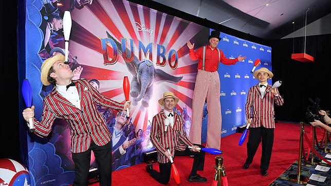 Zirkusatmosphäre bei der Premiere von "Dumbo" in Toronto: Auf dem Plakat im Hintergrund ist auch der kleine Elefant mit den großen Ohren ...