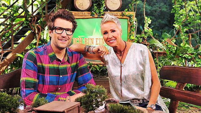 Sonja Zietlow und Daniel Hartwich, Moderatoren der RTL-Show "Ich bin ein Star – Holt mich hier raus!", sitzen in ihrem "Studio".