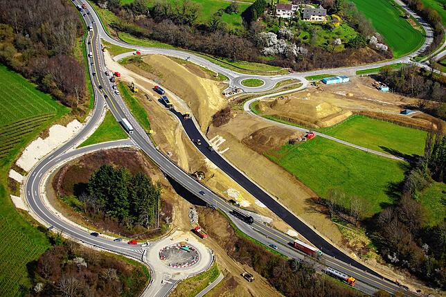 Baufortschritt erkennbar: Der Neubau des Knotens Rengoldshausen entlang der Bundesstraße B 31 bei Überlingen. Eine Ersatzstraße musste ...