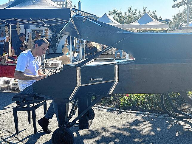 Der deutsch-italienische Pianist Davide Martello kam mitten ins Rosendorf mit seinem Flügel und begeisterte die Gäste.