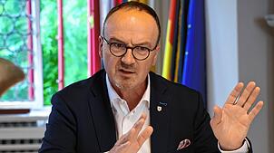 Oberbürgermeister Uli Burchardt wird im Verwaltungs- und Finanzausschuss deutlich: „Wir sparen der Kreisumlage hinterher, ohne sie ...