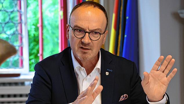 Oberbürgermeister Uli Burchardt wird im Verwaltungs- und Finanzausschuss deutlich: „Wir sparen der Kreisumlage hinterher, ohne sie ...