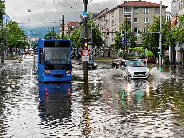 In Kassel steht nach einem Unwetter Wasser auf den Straßen. Dort hatte es dort Starkregen und Hagel gegeben.