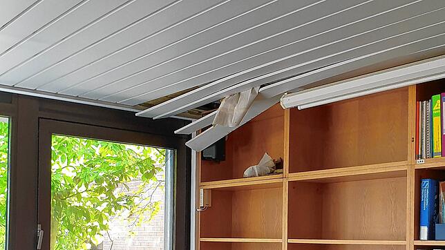 Weil Unbekannte Löcher ins Dach geschnitten haben, dringt Wasser in dieses Lehrerzimmer ein. Der Schaden ist beträchtlich.