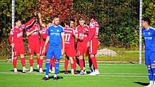 Im Hintergrund die jubelnden Königsfelder. Der FC Neustadt bleibt hingegen weiterhin im Tabellenkeller.