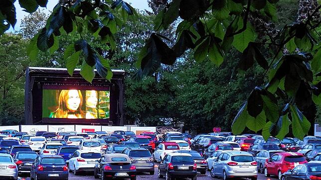Beim Autokino des VfB Waldshut blicken die Zuschauer auf eine 45 QM-LED-Wand. Das Autokino wurde jetzt bis einschließlich Sonntag, 17. ...