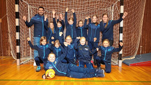 Juchuuu, wir sind ein tolles Team: Die Spielerinnen der ersten reinen F-Jugend-Mädchenmannschaft des SV Allensbach und ihre Trainer ...