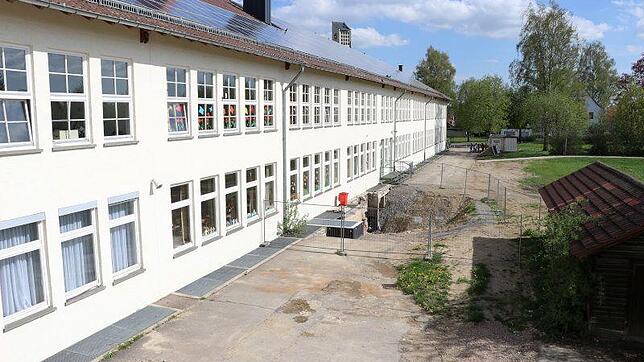Kein Pausenhof für die Schüler der Friedensschule: Hier ist dringender Handlungsbedarf nötig, meint die SPD-Fraktion, die vor Ort war ...