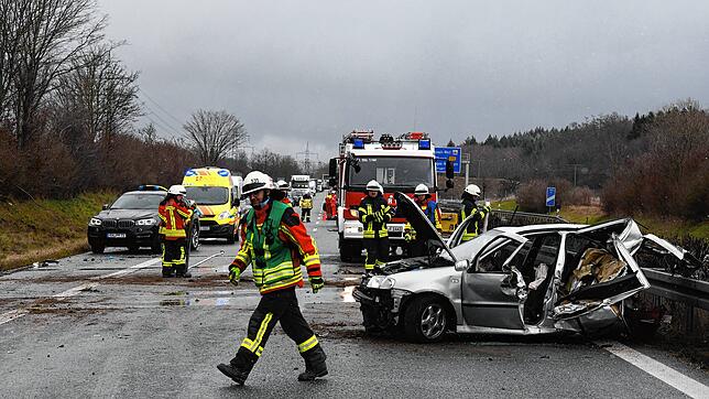 Tödlicher Unfall auf der Autobahn 98 bei Stockach: Eine Frau wurde bei dem Zusammenstoß aus dem Auto geschleudert und erlitt tödliche ...