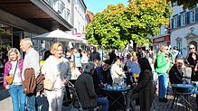 So voll sollte die Stockacher Innenstadt öfter sein: Die Besucher des verkaufsoffenen Sonntags nutzten die Gelegenheit, nochmals draußen ...